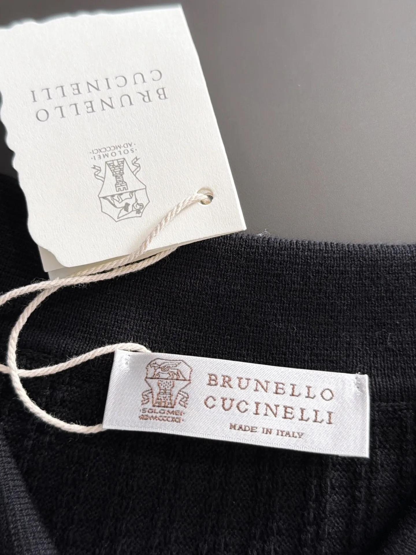 Next day shipment BC high quality-Brunello Cucineli 26ss New Arrival men's short-sleeved T-shirt. Like LP, it belongs to the same old-money style top brand. New Arrival is a top-notch brand. New Arrival Original men's casual short-sleeved. Made of combed cotton yarn knitted cotton-like fabric. Exclusive Premium custom-controlled raw materials. It feels substantial when weighed. The upper body is also more textured than ordinary T-shirts. Fashionable Versatile Hot Sale, skin-friendly and comfortable to wear, premium boutique, exquisite workmanship from Factory, great upper body, essential item for men, complete with three standards Sizes M-3XL